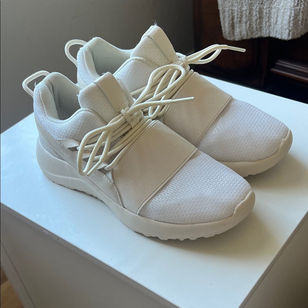 Qupid Women's White Sneakers